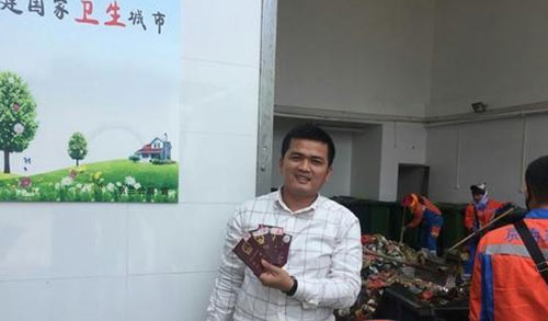 ?？谑忻駚G護照 環(huán)衛(wèi)工翻檢5噸垃圾找到