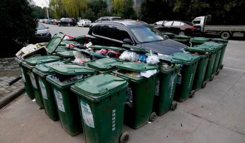 汽車被垃圾桶包圍是被惡搞還是得罪人了？