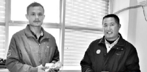  摩的師傅垃圾桶撿到萬元現(xiàn)金，拾金不昧送還失主