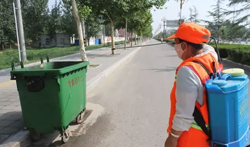 致敬環(huán)衛(wèi)工人，細心消除垃圾桶邊的蚊蠅